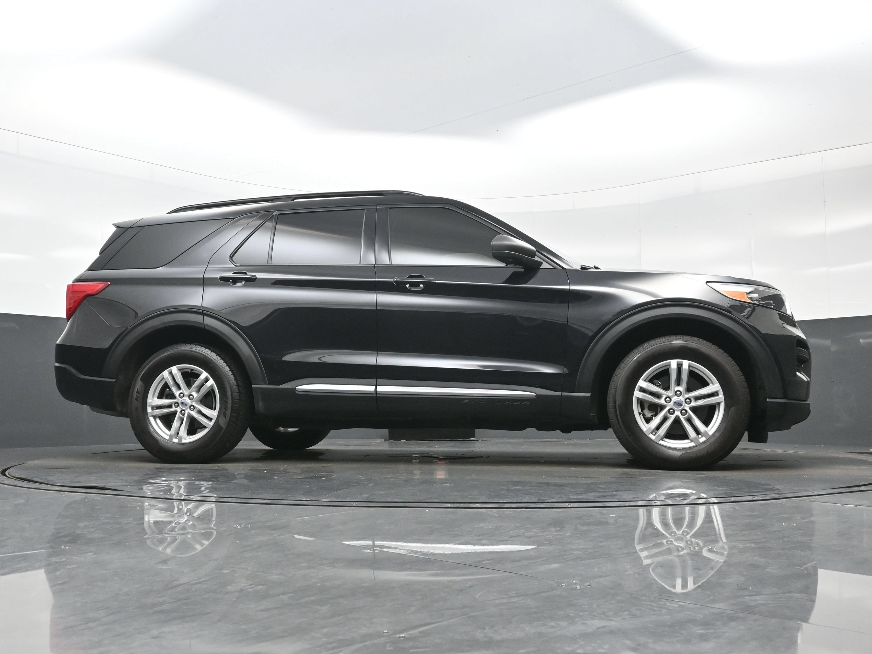 Used 2021 Ford Explorer XLT w/ Class III Trailer Tow Package AWD/4WD image 34
