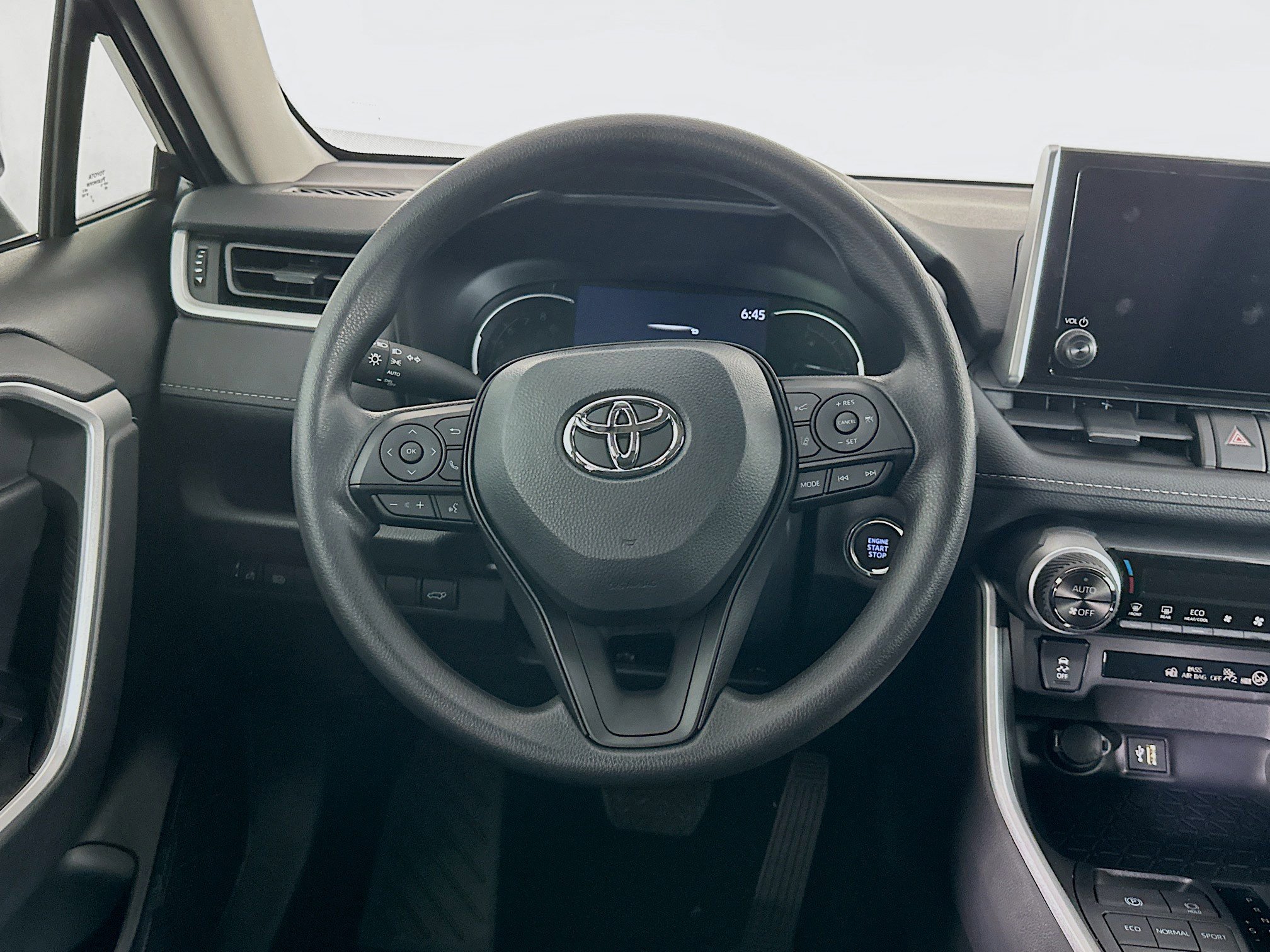 Used 2025 Toyota RAV4 XLE w/ Convenience Package image 18