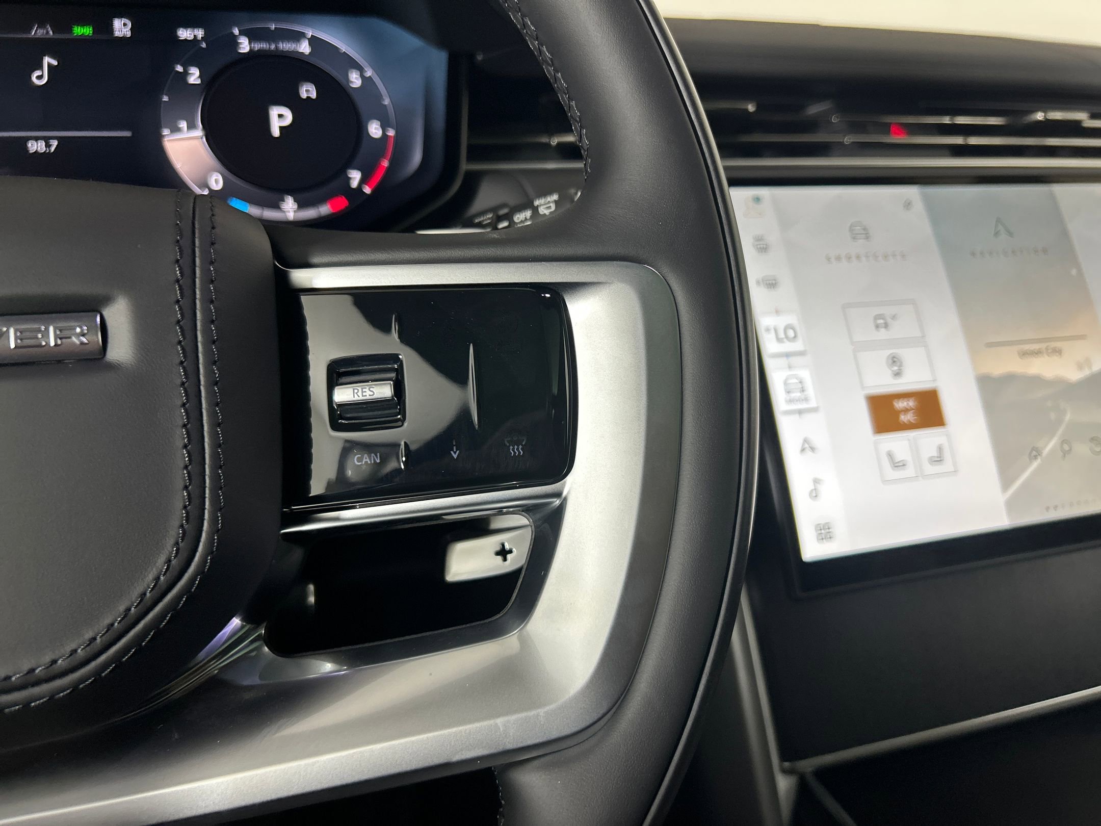 New 2025 Land Rover Range Rover Long Wheelbase SE image 21
