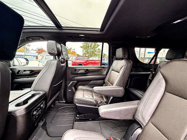 Used 2025 Chevrolet Suburban High Country AWD/4WD image 46