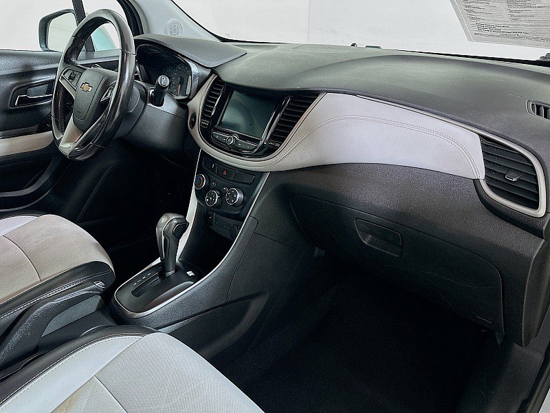 Used 2020 Chevrolet Trax LT w/ LT Convenience Package FWD image 28