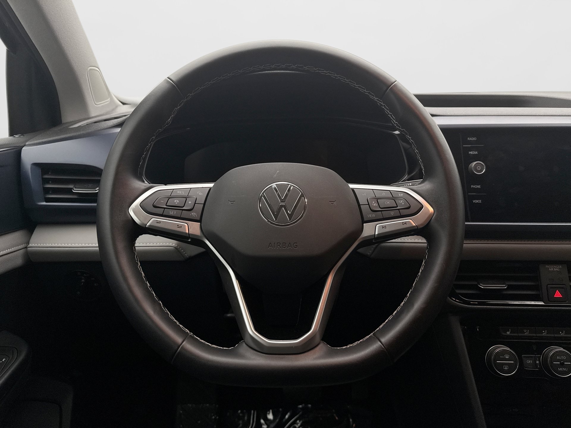 Used 2024 Volkswagen Taos SE FWD image 12