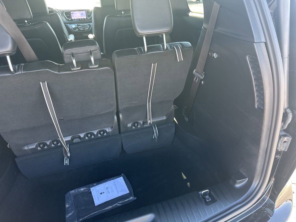 Used 2025 Chrysler Pacifica Select image 23