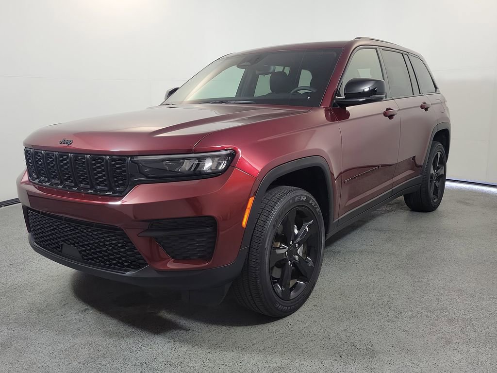 Used 2023 Jeep Grand Cherokee Altitude RWD image 3