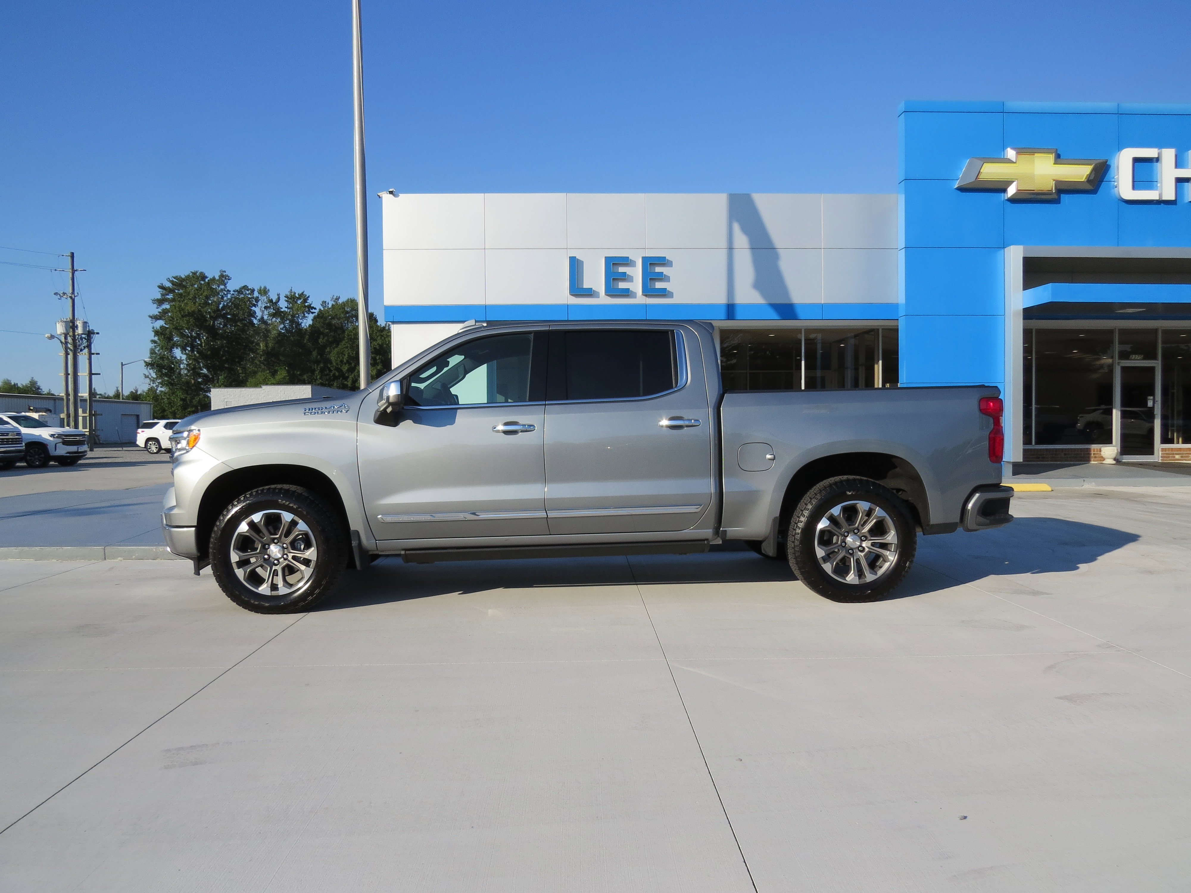 Used 2024 Chevrolet Silverado 1500 High Country w/ Technology Package AWD/4WD image 2