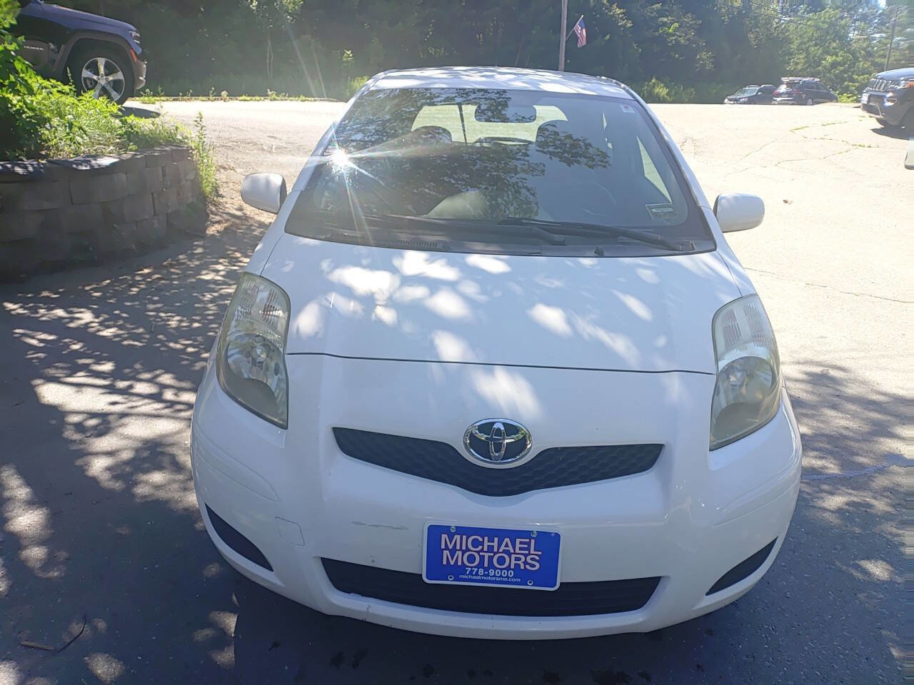 Used 2011 Toyota Yaris 2-Door Hatchback image 2