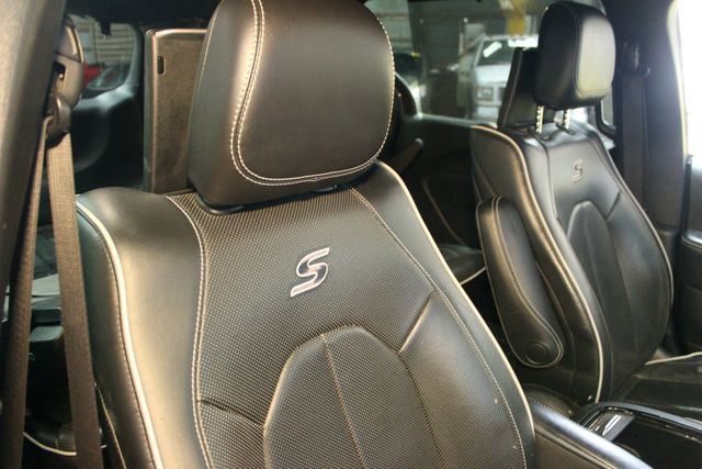 Used 2021 Chrysler Pacifica Limited w/ Uconnect Theater Family Group image 11