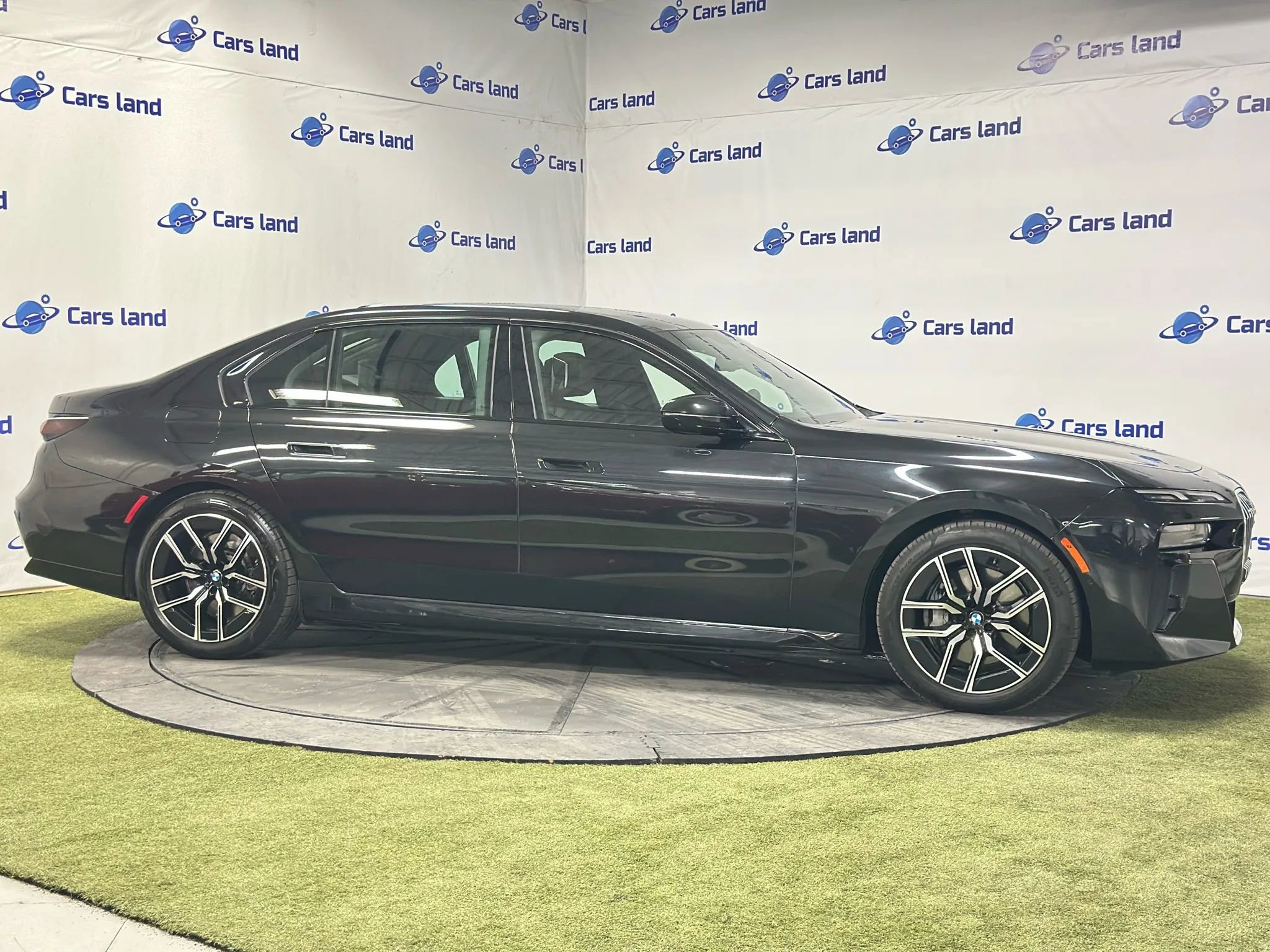 Used 2024 BMW i7 xDrive60 AWD/4WD image 3