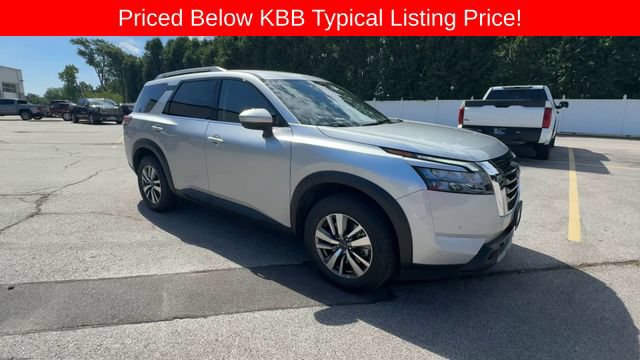 Used 2025 Nissan Pathfinder SL FWD image 2