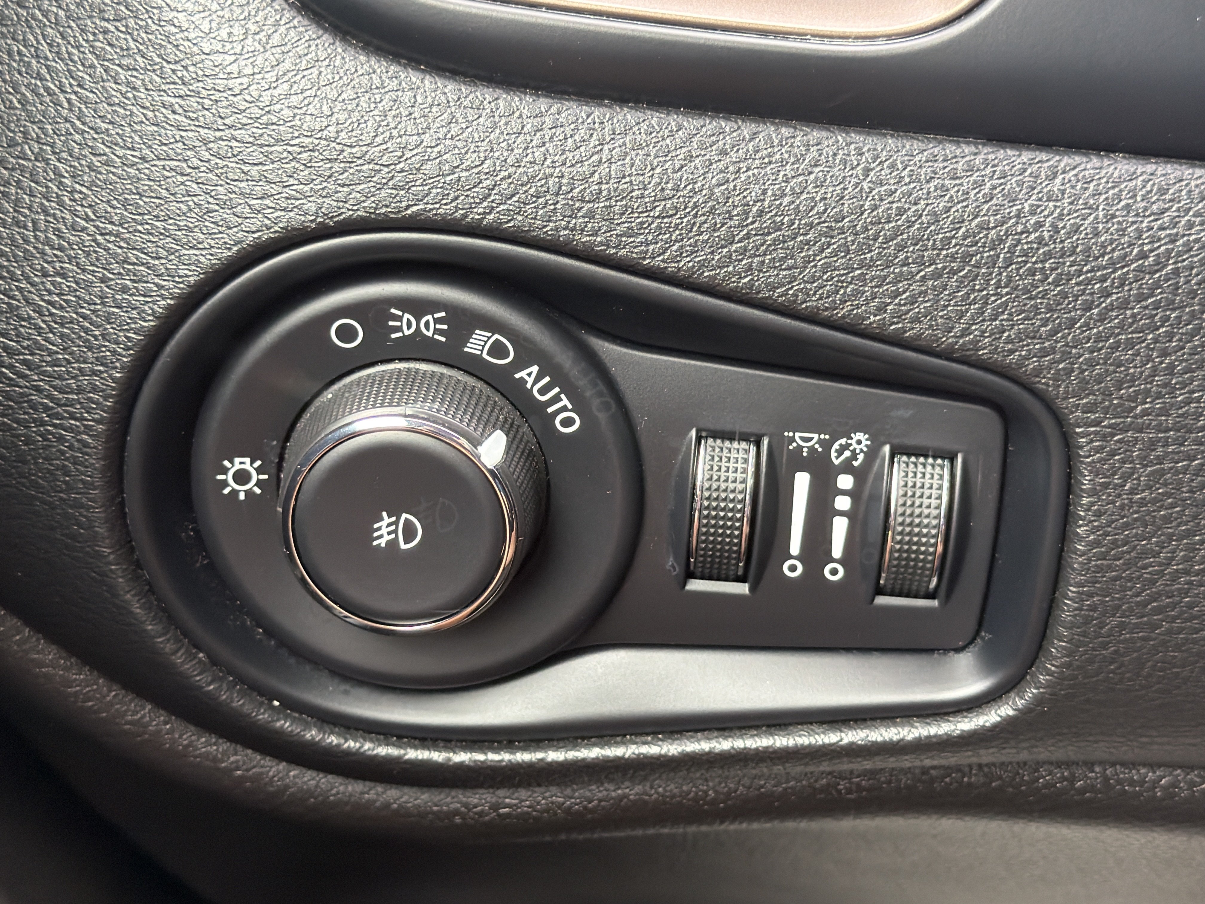 Used 2023 Jeep Renegade Latitude AWD/4WD image 27