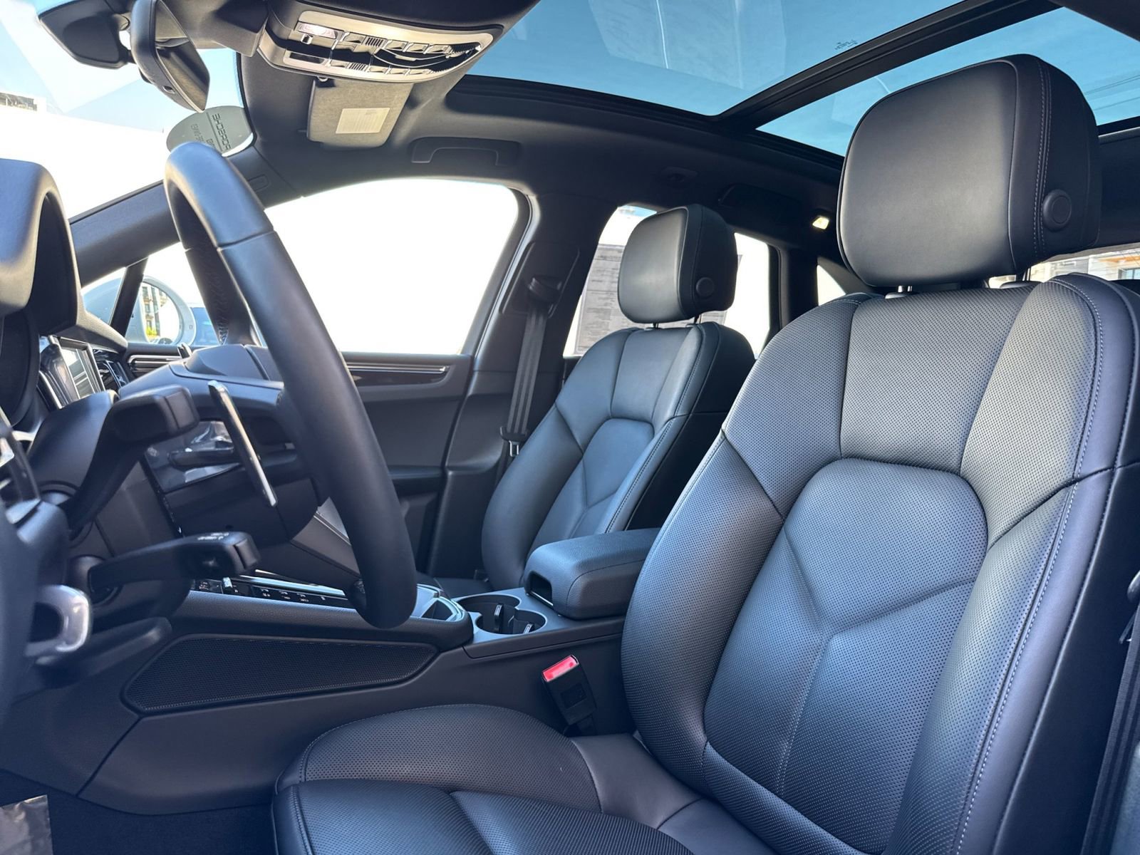 Certified 2025 Porsche Macan image 5