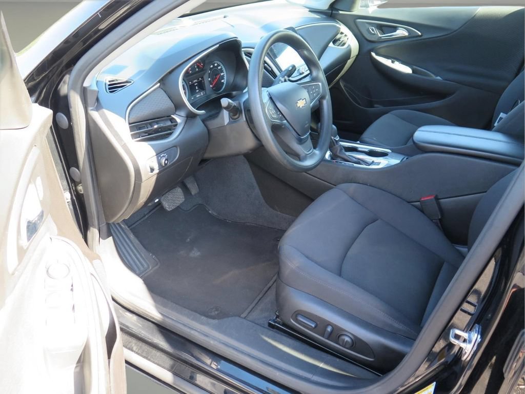 Used 2025 Chevrolet Malibu LT FWD image 9