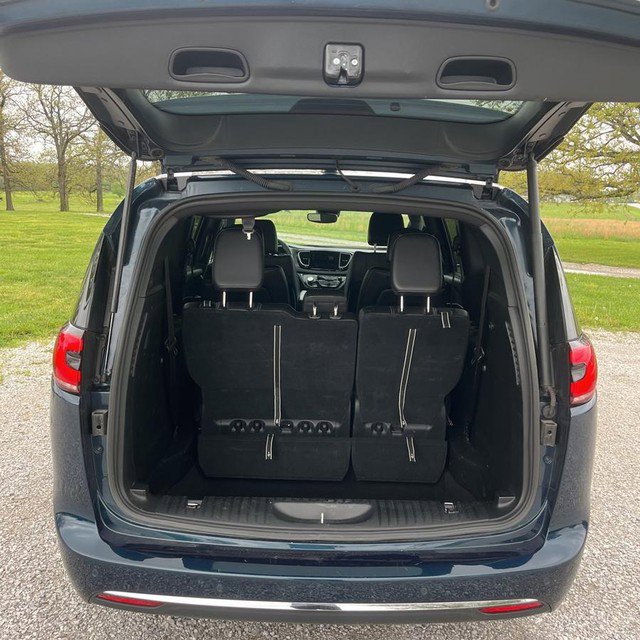 Used 2025 Chrysler Pacifica Select image 21