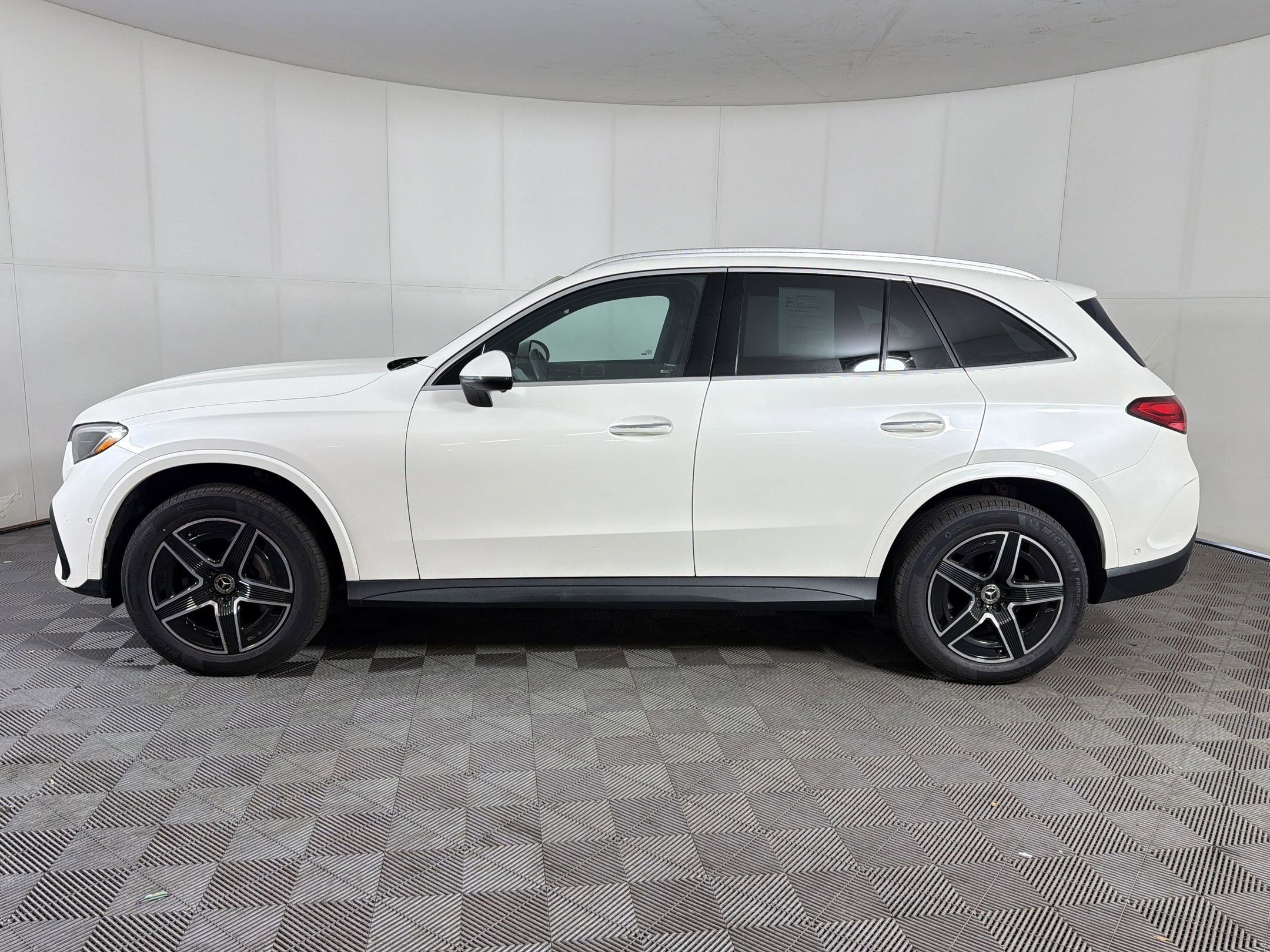 Used 2023 Mercedes-Benz GLC 300 4MATIC image 2