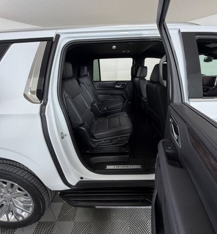 Used 2024 Chevrolet Suburban LT w/ Luxury Package RWD image 6