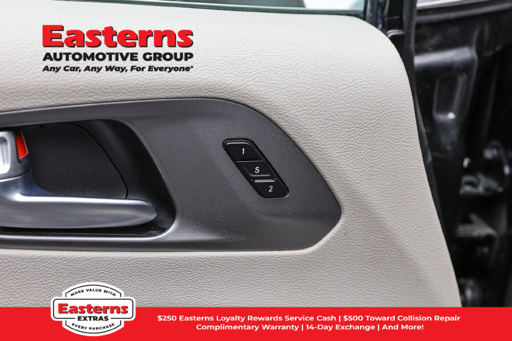 Used 2023 Chrysler Pacifica Touring-L FWD image 22