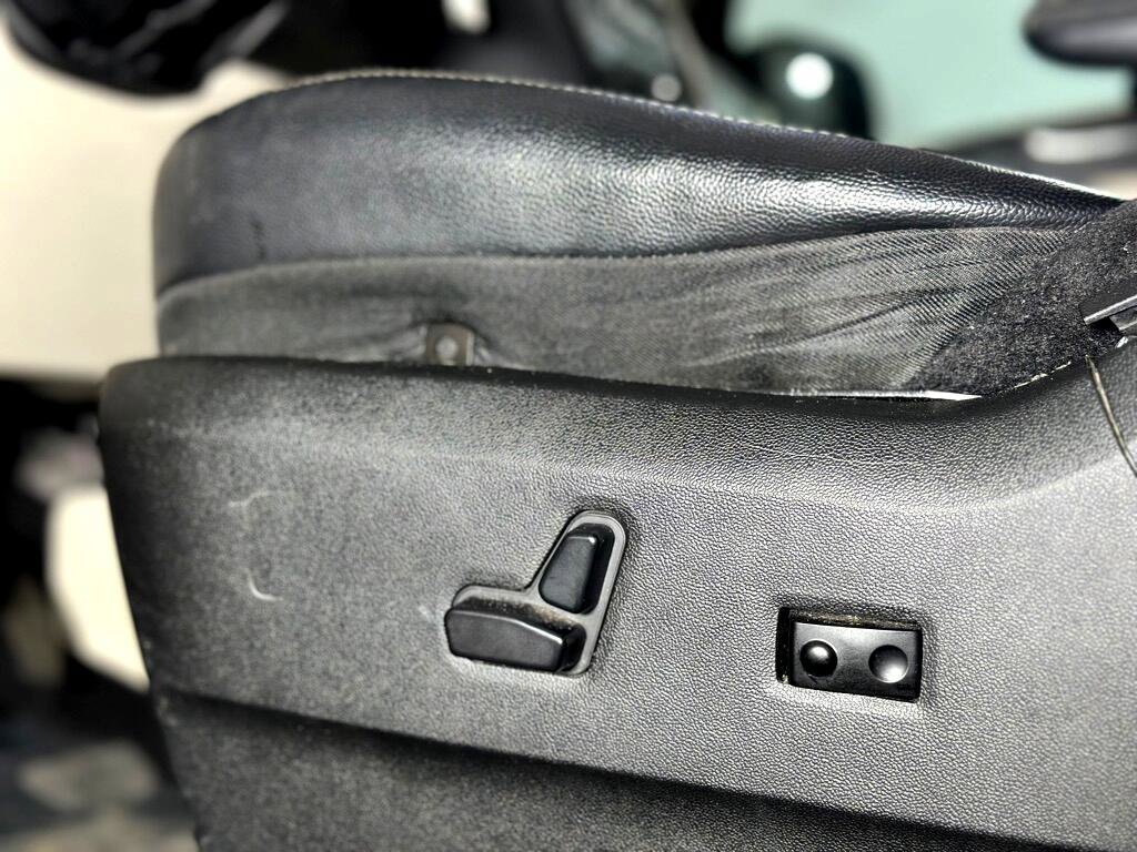 Used 2014 Chrysler Town & Country Touring image 25