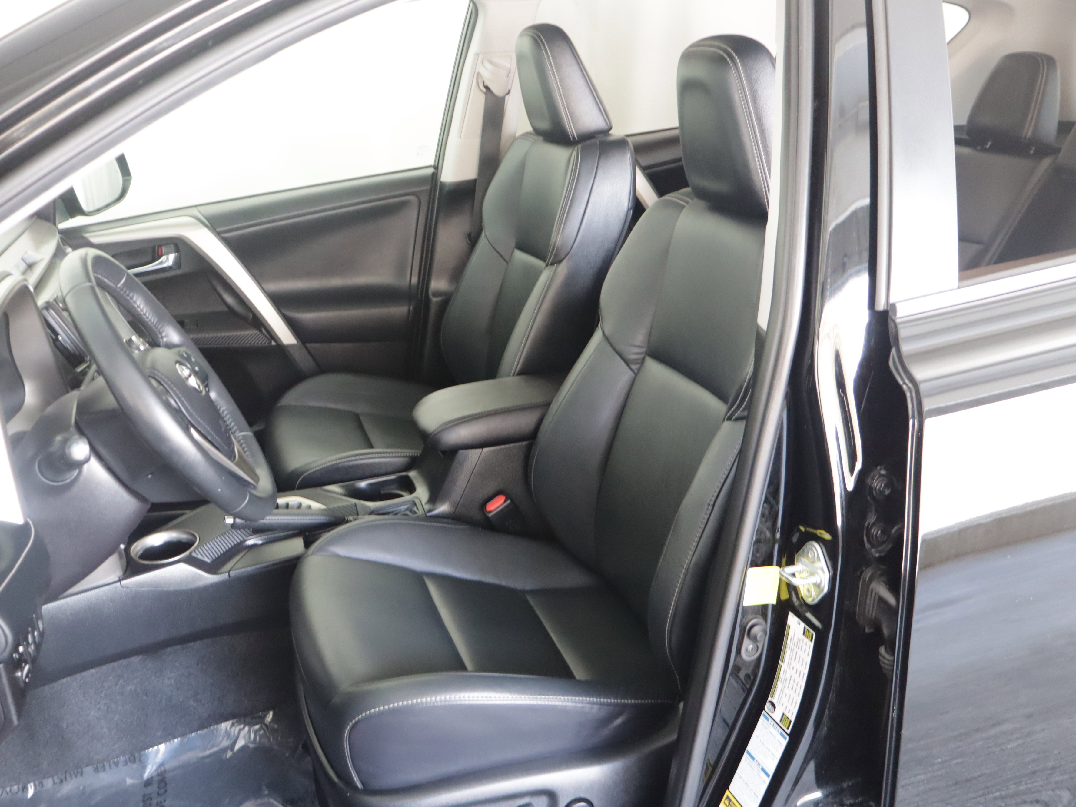 Used 2015 Toyota RAV4 Limited w/ Technology Package image 9