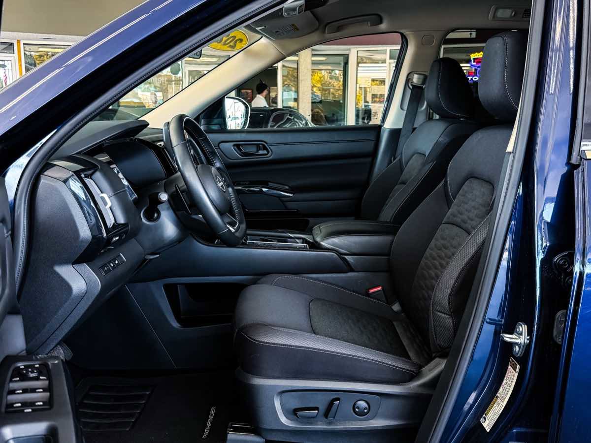 Used 2025 Nissan Pathfinder SV image 29
