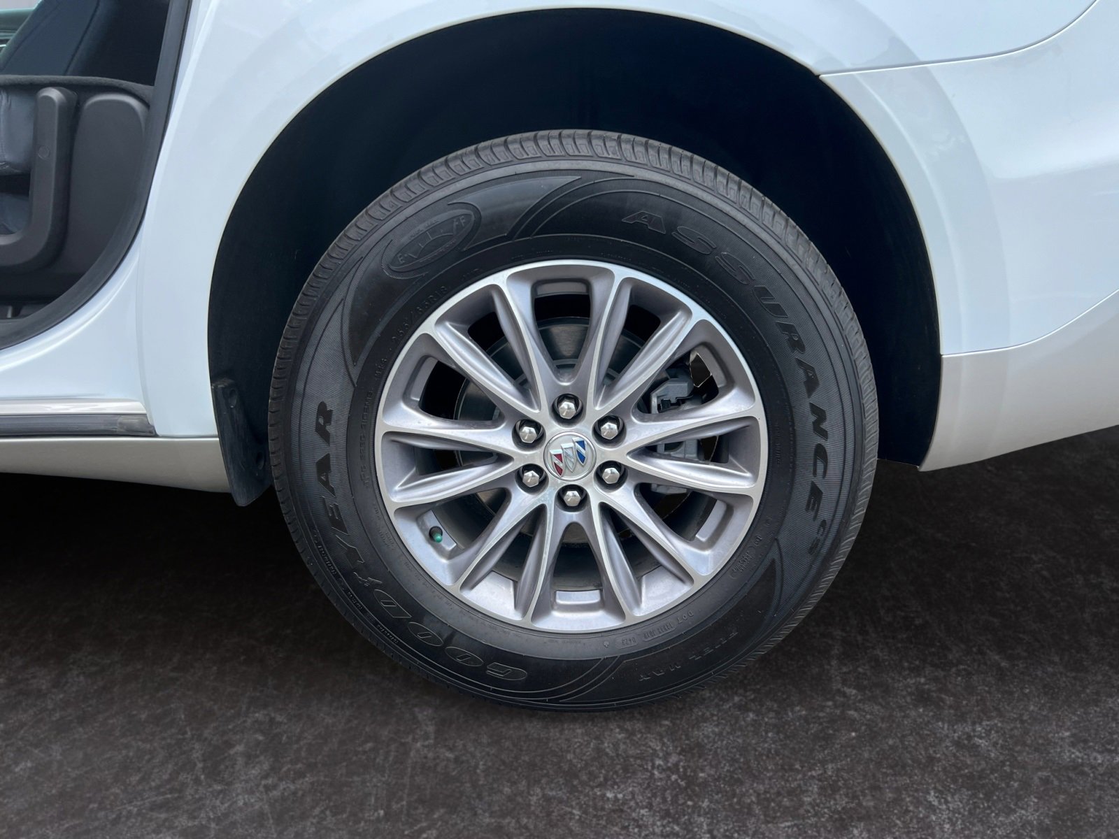 Used 2023 Buick Enclave Essence image 14