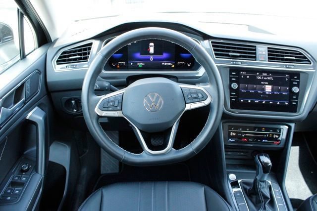 Used 2023 Volkswagen Tiguan SE AWD/4WD image 16