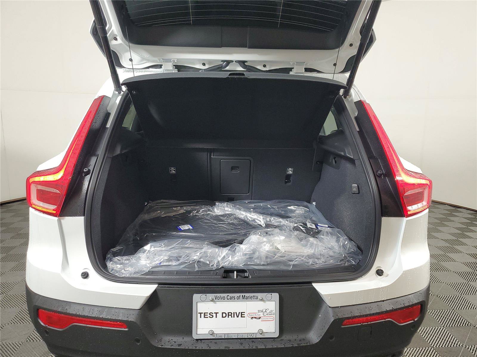 New 2026 Volvo XC40 B5 Plus w/ Protection Package Premier AWD/4WD image 9