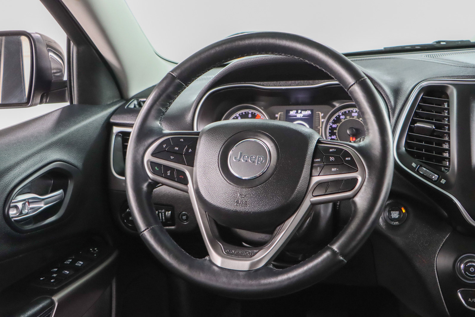 Used 2019 Jeep Cherokee Latitude Plus w/ Comfort/Convenience Group image 12