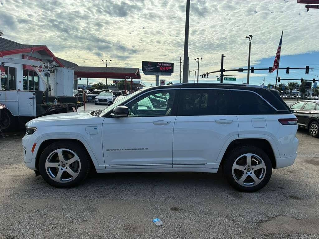 Used 2023 Jeep Grand Cherokee Summit AWD/4WD image 11