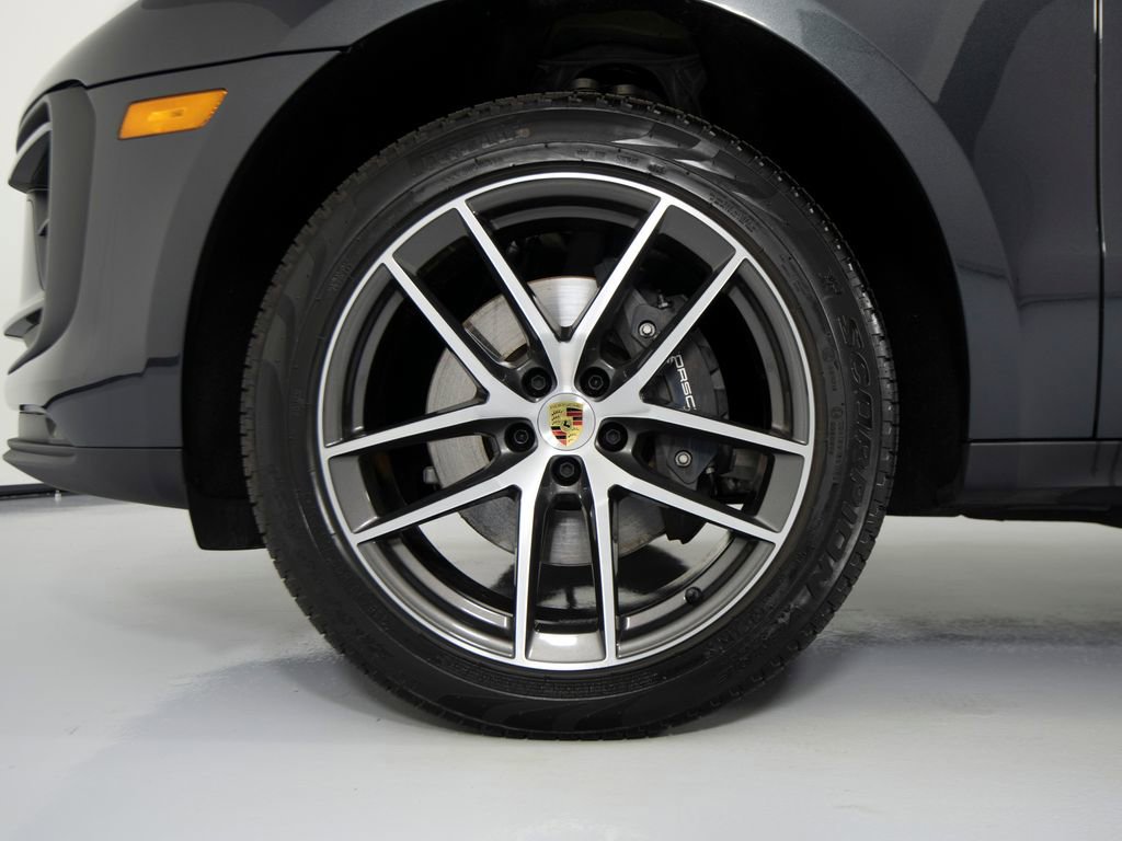 Certified 2025 Porsche Macan image 14