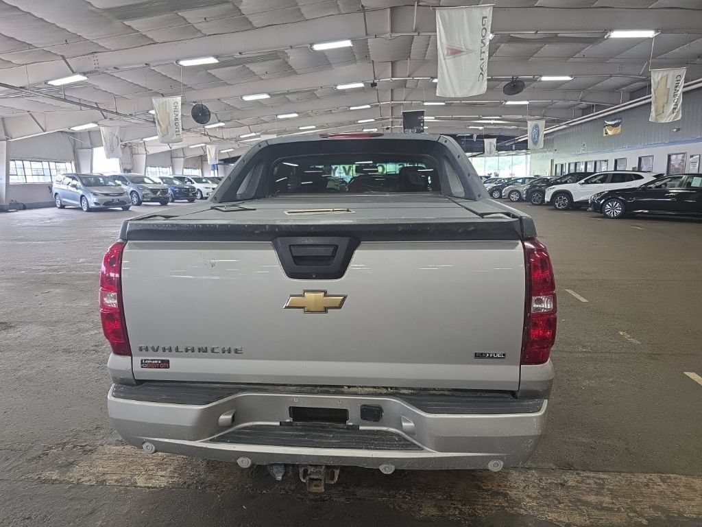 Used 2009 Chevrolet Avalanche LT w/ Convenience Package #1 AWD/4WD image 4