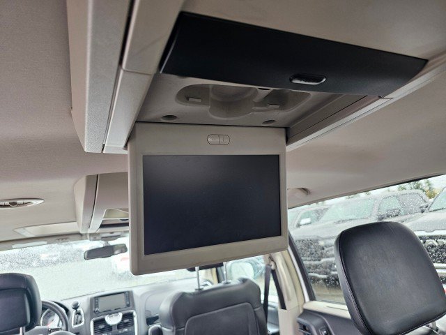 Used 2015 Chrysler Town & Country Limited FWD image 24