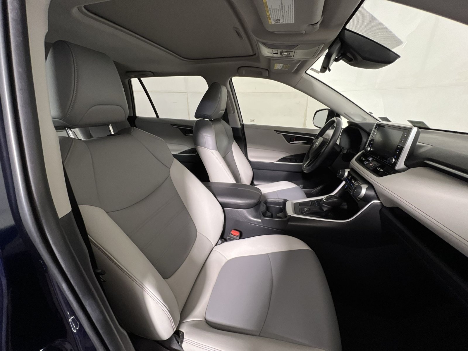 Used 2019 Toyota RAV4 XLE Premium FWD image 26