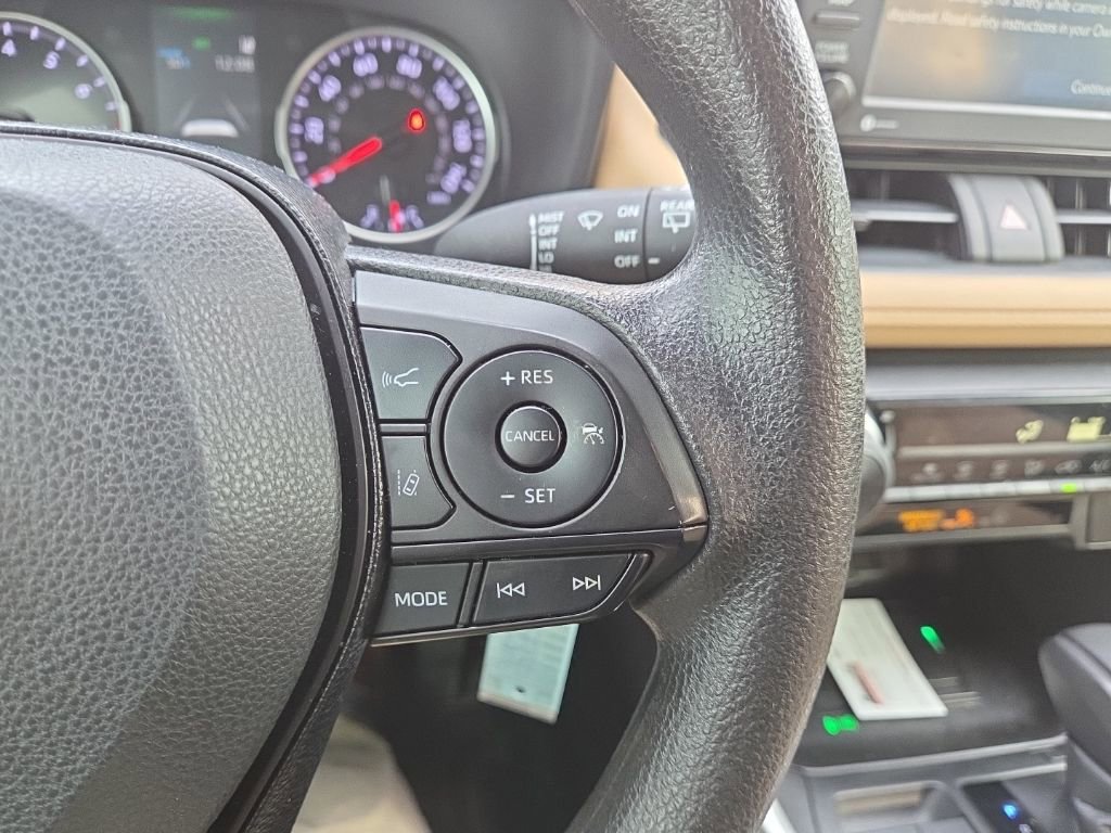 Used 2021 Toyota RAV4 LE image 17