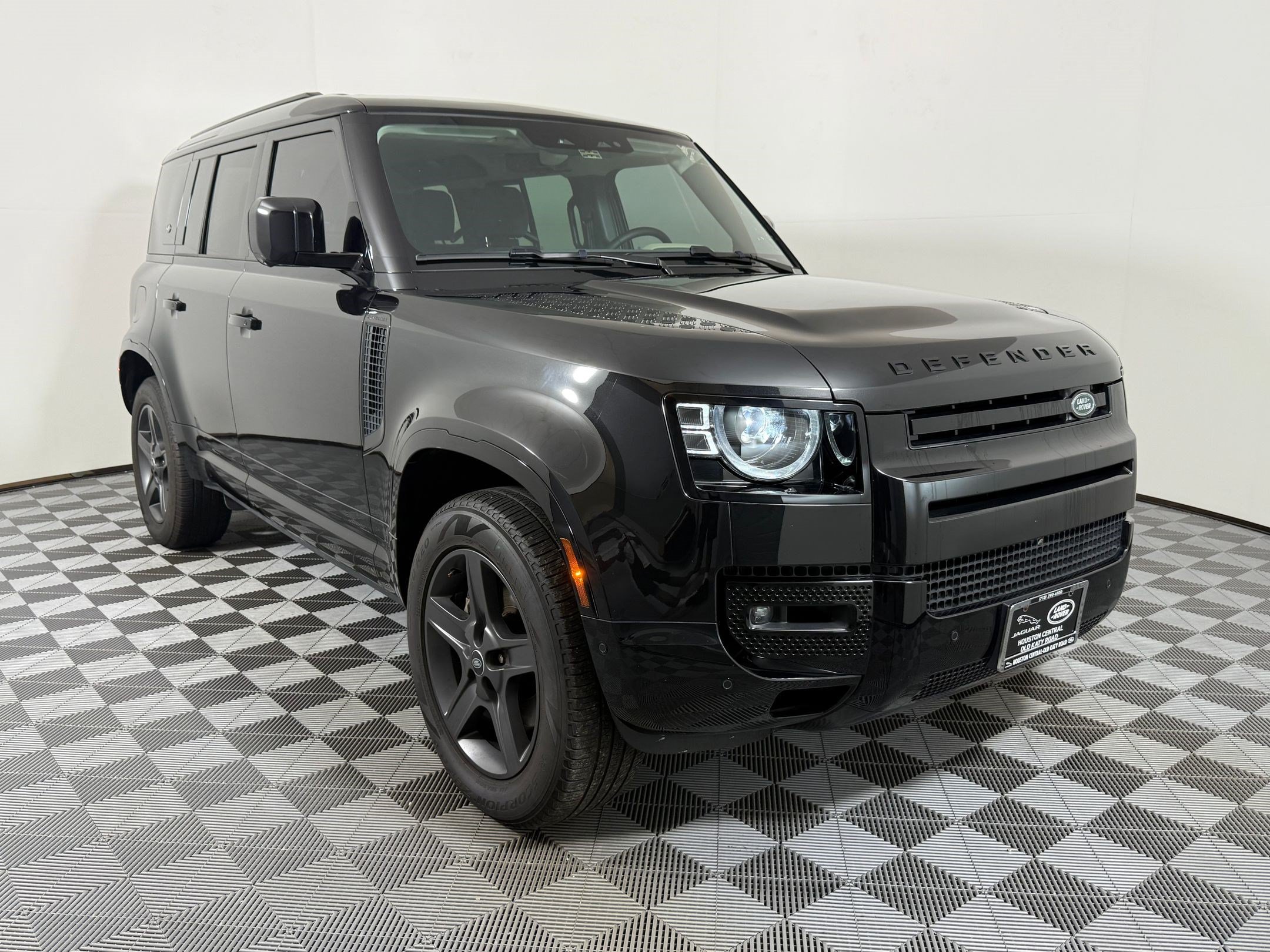 Used 2024 Land Rover Defender 110 X-Dynamic SE AWD/4WD image 7
