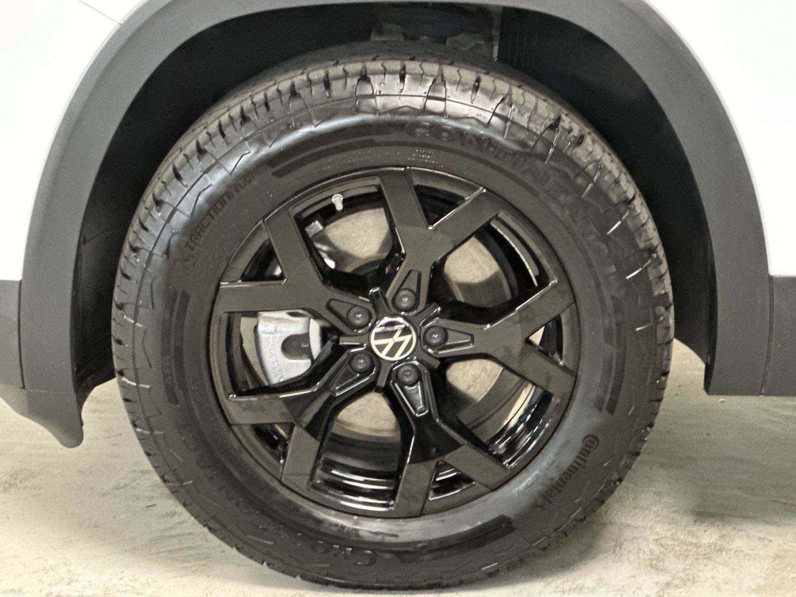 Used 2025 Volkswagen Atlas Peak Edition SE image 25