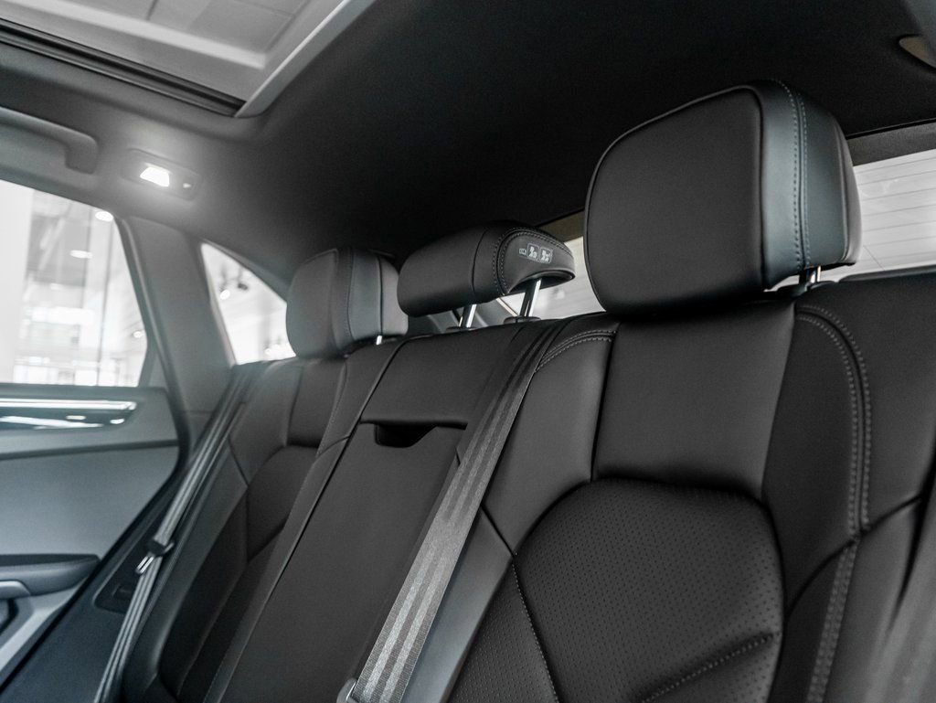Certified 2025 Porsche Macan AWD/4WD image 30