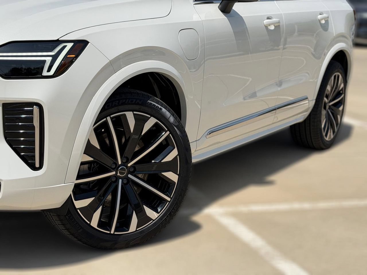New 2026 Volvo XC90 T8 Plus w/ Protection Package Premier AWD/4WD image 10