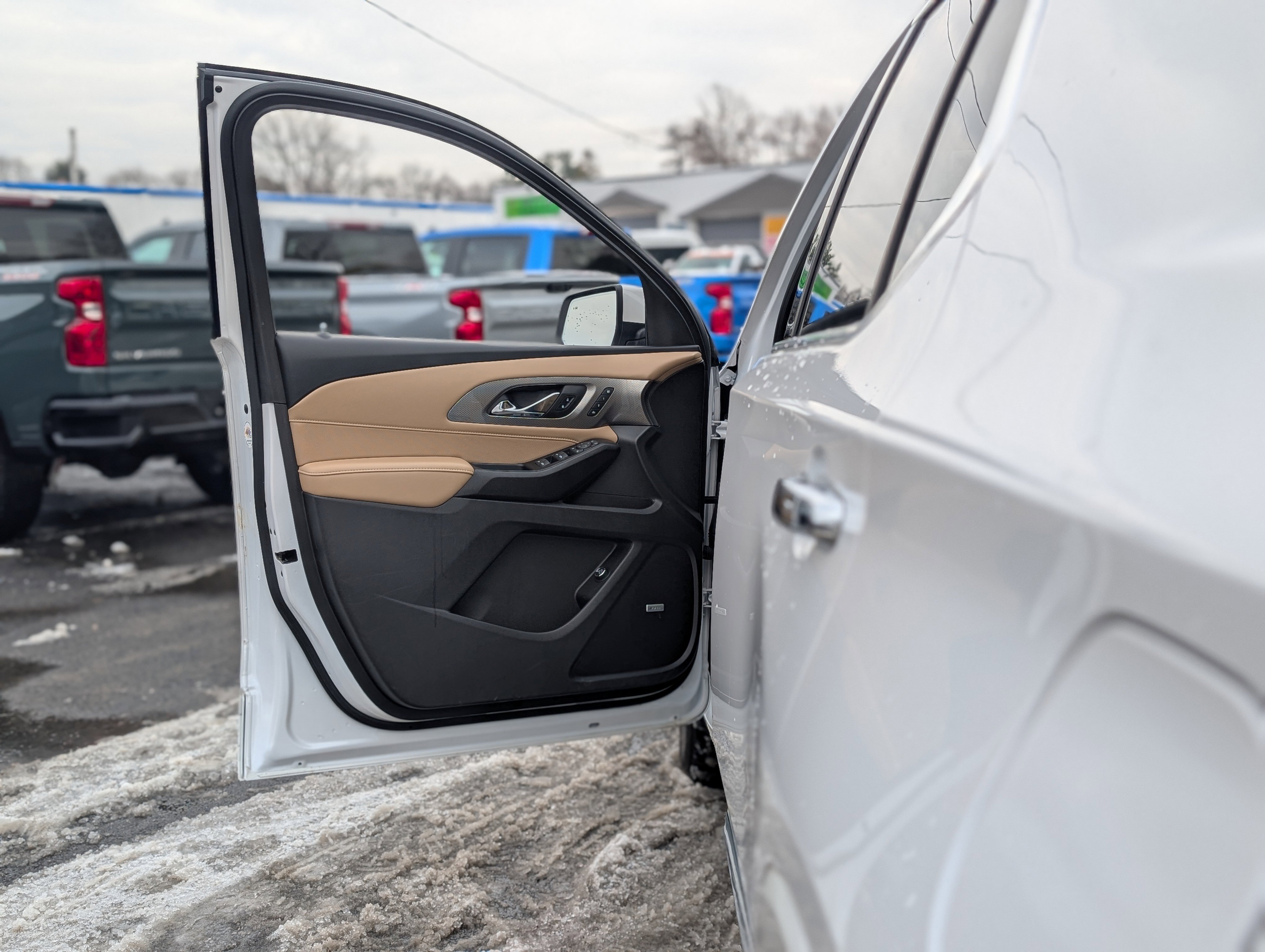 Used 2023 Chevrolet Traverse Premier image 33