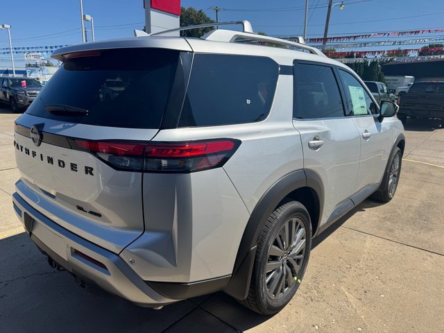 New 2025 Nissan Pathfinder SL image 2