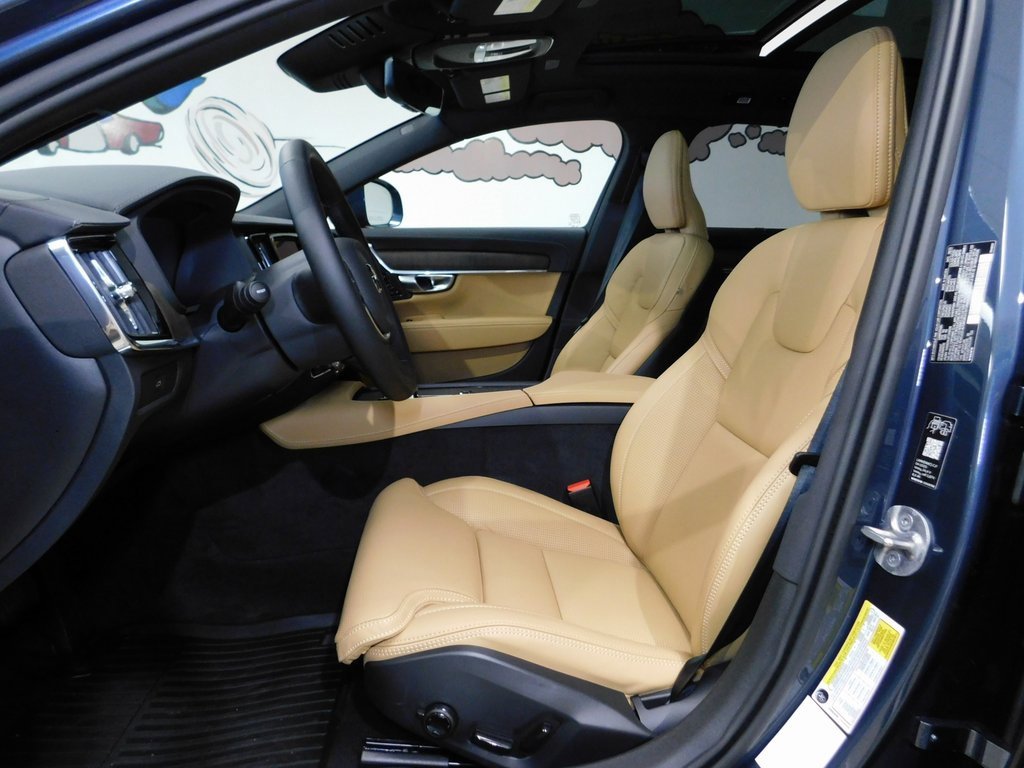 Used 2026 Volvo V90 B6 Cross Country Ultra image 32