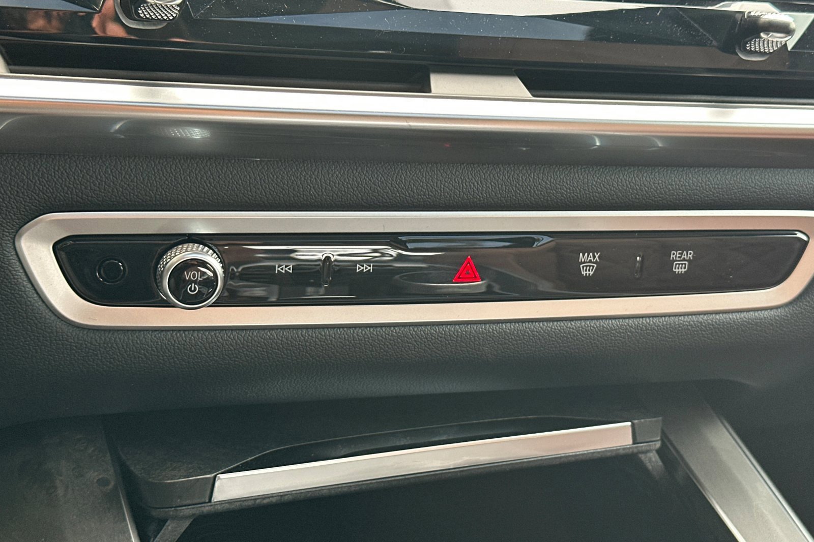 New 2026 BMW X5 M60i w/ Climate Comfort Package image 18