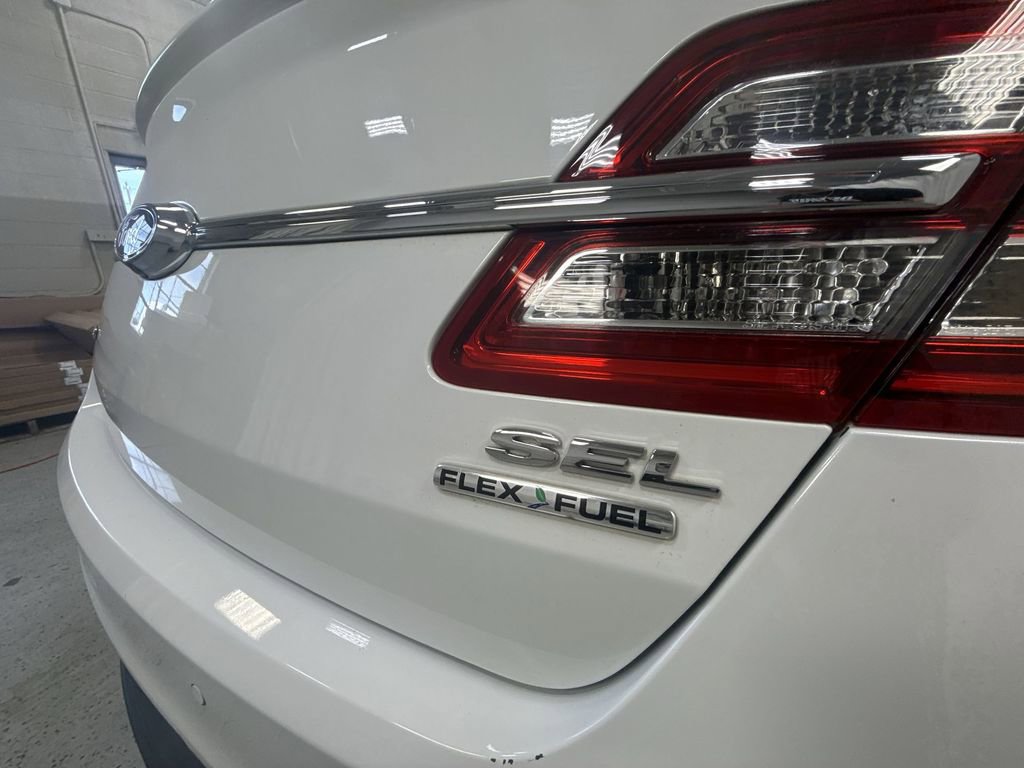Used 2015 Ford Taurus SEL FWD image 41