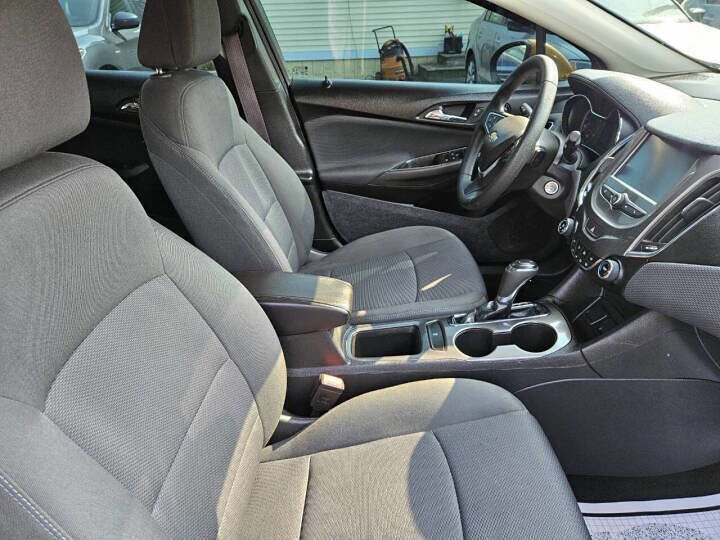 Used 2017 Chevrolet Cruze LT image 11