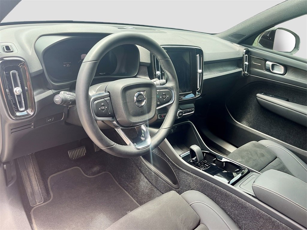Used 2023 Volvo XC40 Recharge Ultimate image 9