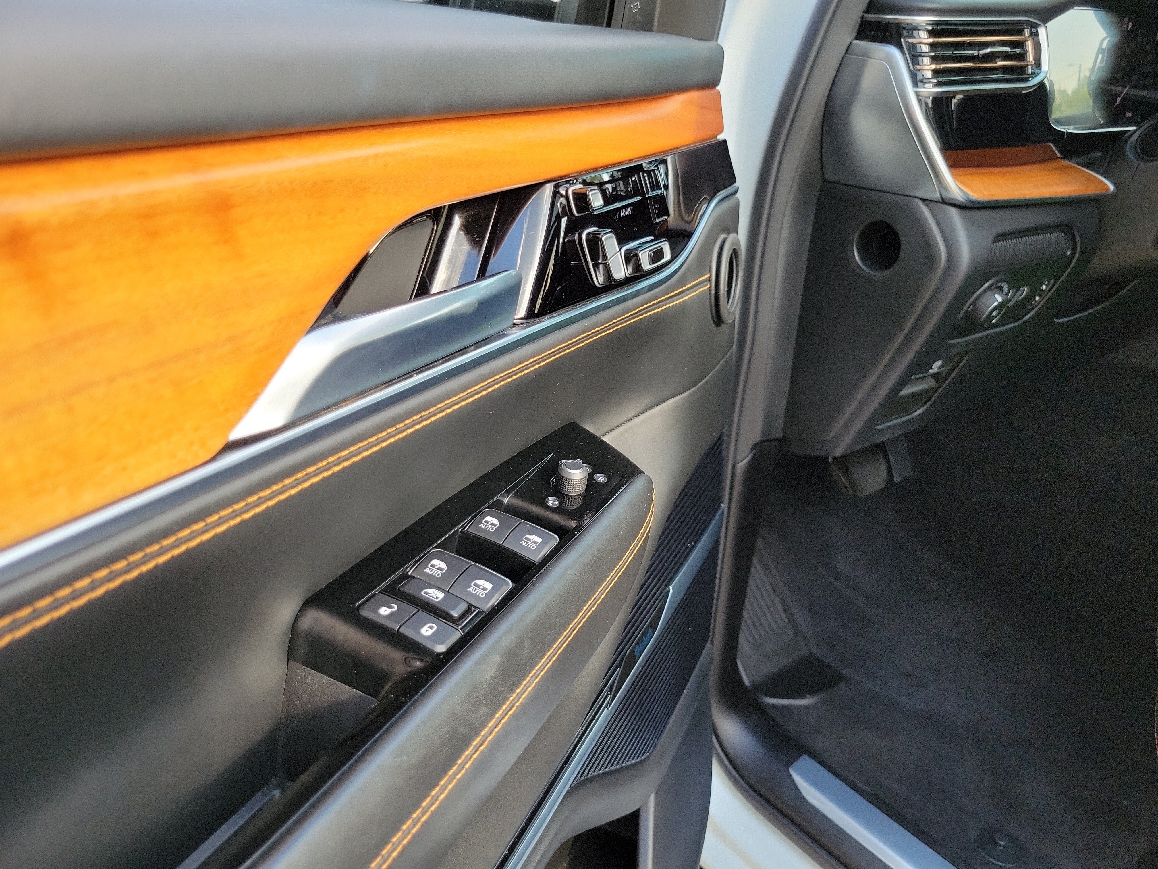 Used 2024 Jeep Grand Wagoneer Series III w/ Rear Seat Video Group 1 AWD/4WD image 7