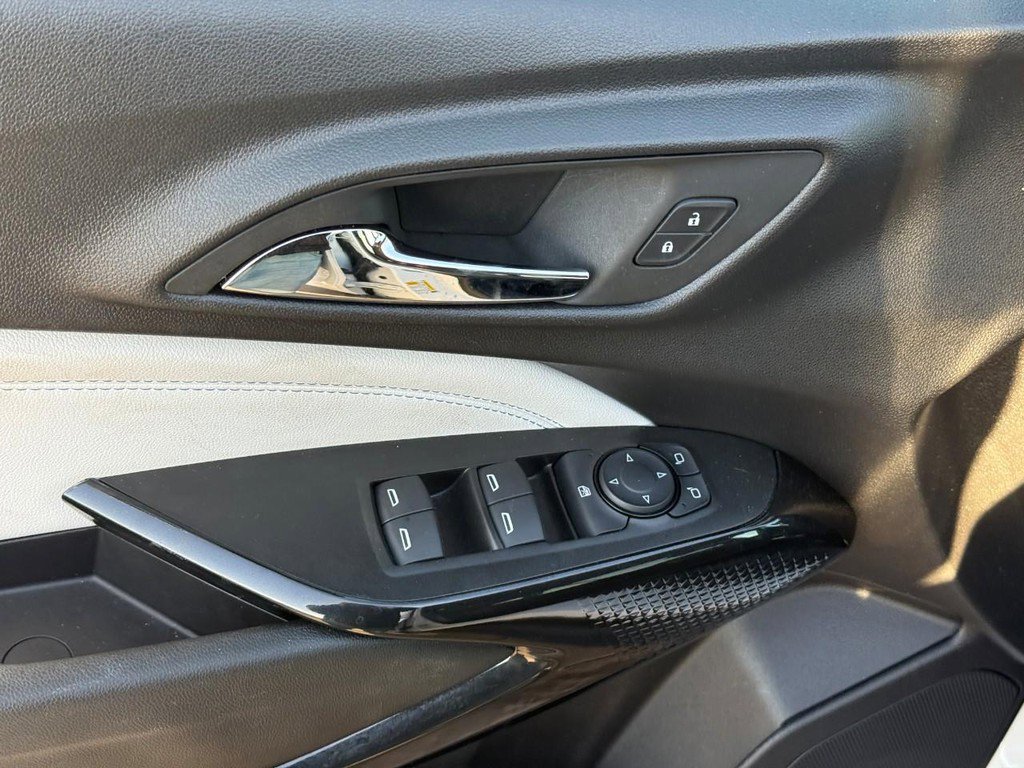 Used 2025 Chevrolet Trax LT w/ LT Convenience Package image 17