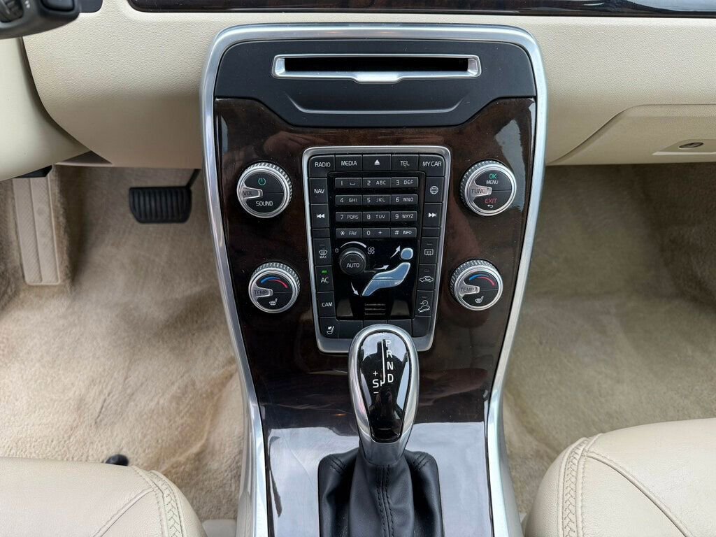 Used 2016 Volvo XC70 T5 Premier w/ Proximity Package image 31