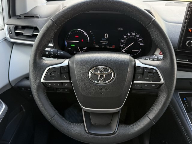 Used 2025 Toyota Sienna XLE FWD image 13