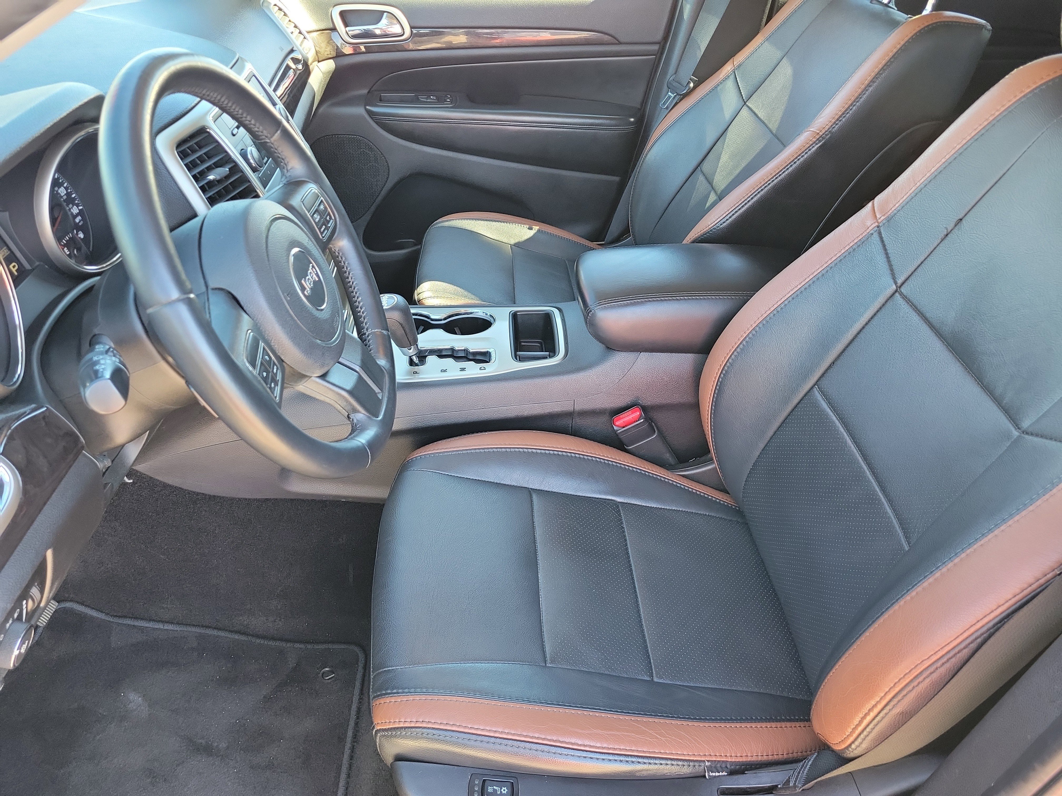 Used 2012 Jeep Grand Cherokee Laredo w/ Laredo E Group RWD image 9