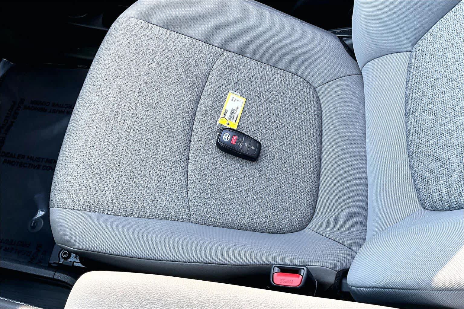 Certified 2025 Toyota Sienna LE FWD image 14
